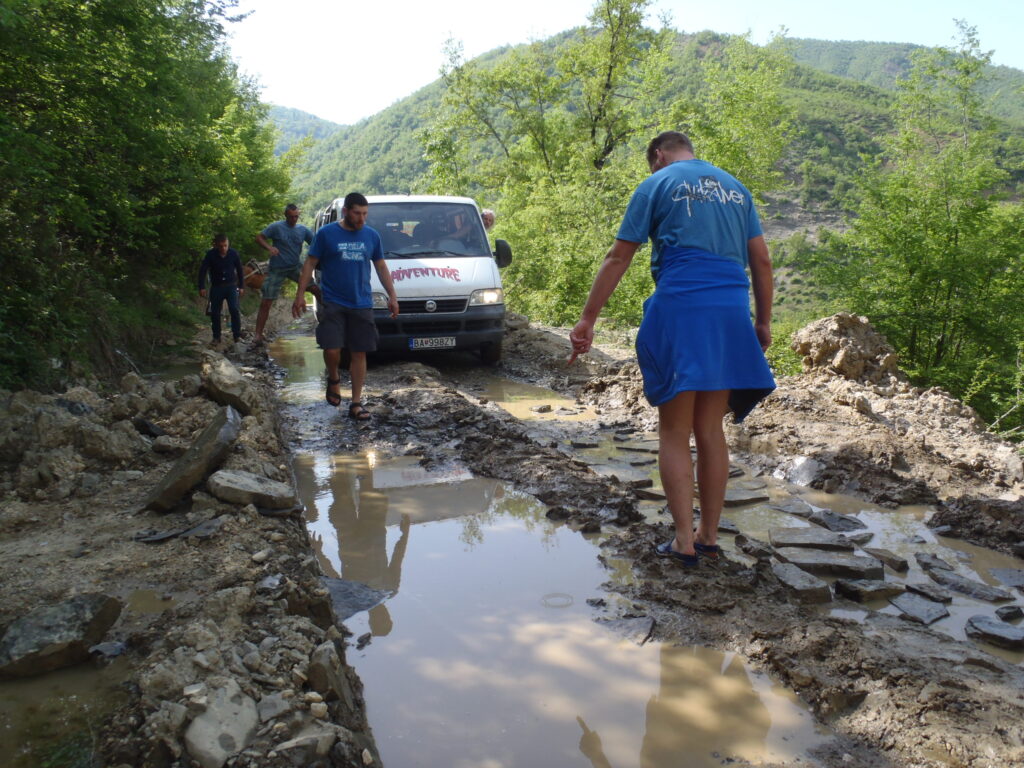 Občas sme si prejazd museli doslova vybudovať, vlastne vydláždiť.